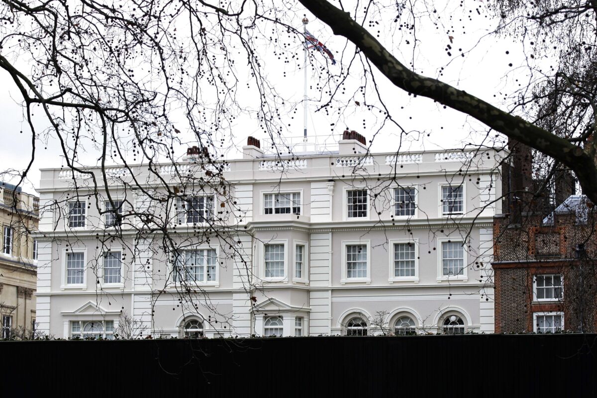 Re Carlo vivrà a Clarence House: perché i reali lasciano Buckingham Palace