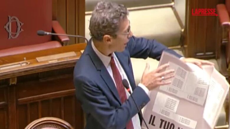 Legge elettorale, Magi strappa fac simile scheda in Aula e protesta: espulso
