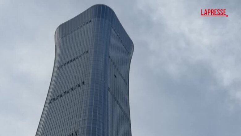 Cina, piccolo aereo si schianta contro il grattacielo più alto di Pechino