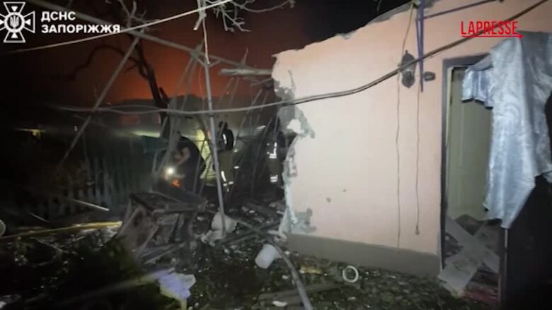 Ucraina, attacchi russi nelle regioni di Zaporizhia e Sumy: l'incendio tra gli edifici distrutti