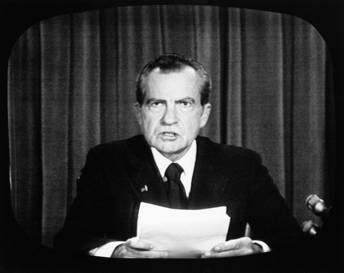 Watergate, bufera sulle parole di Vance: “Oggi durerebbe 12 ore, Nixon e Trump vittime del deep state”