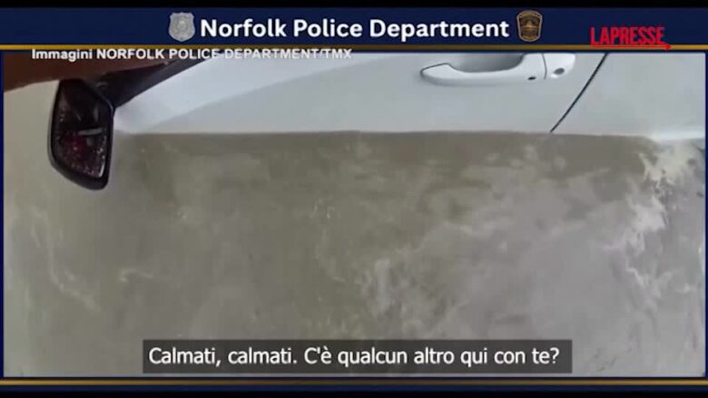 Usa, finisce con l'auto in una voragine e rimane intrappolata: il video dei soccorsi