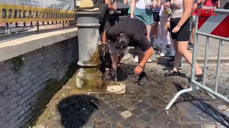 Caldo torrido a Roma, i rimedi dei turisti per resistere alle alte temperature