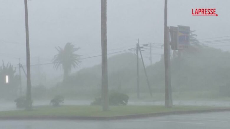 Giappone, la tempesta tropicale Mekkhala si abbatte sul Paese