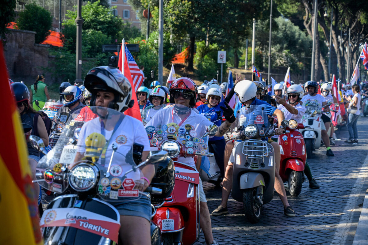 Galleria foto 'Roma in festa per gli 80 anni della Vespa: in migliaia nelle strade della capitale – FOTO' - foto 2