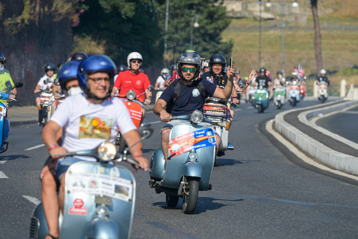 Galleria foto 'Roma in festa per gli 80 anni della Vespa: in migliaia nelle strade della capitale – FOTO' - foto 6