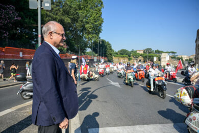 Il sindaco di Roma, Roberto Gualtieri, assiste alla sfilata delle due ruote. (Foto: Valentina Stefanelli/LaPresse)