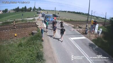 Polonia, furgone si blocca sui binari: cercano di spingerlo fuori poi un treno lo travolge