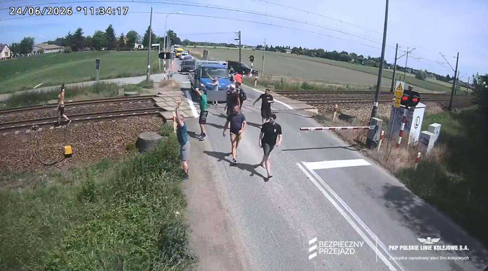 Polonia, furgone si blocca sui binari: cercano di spingerlo fuori poi un treno lo travolge