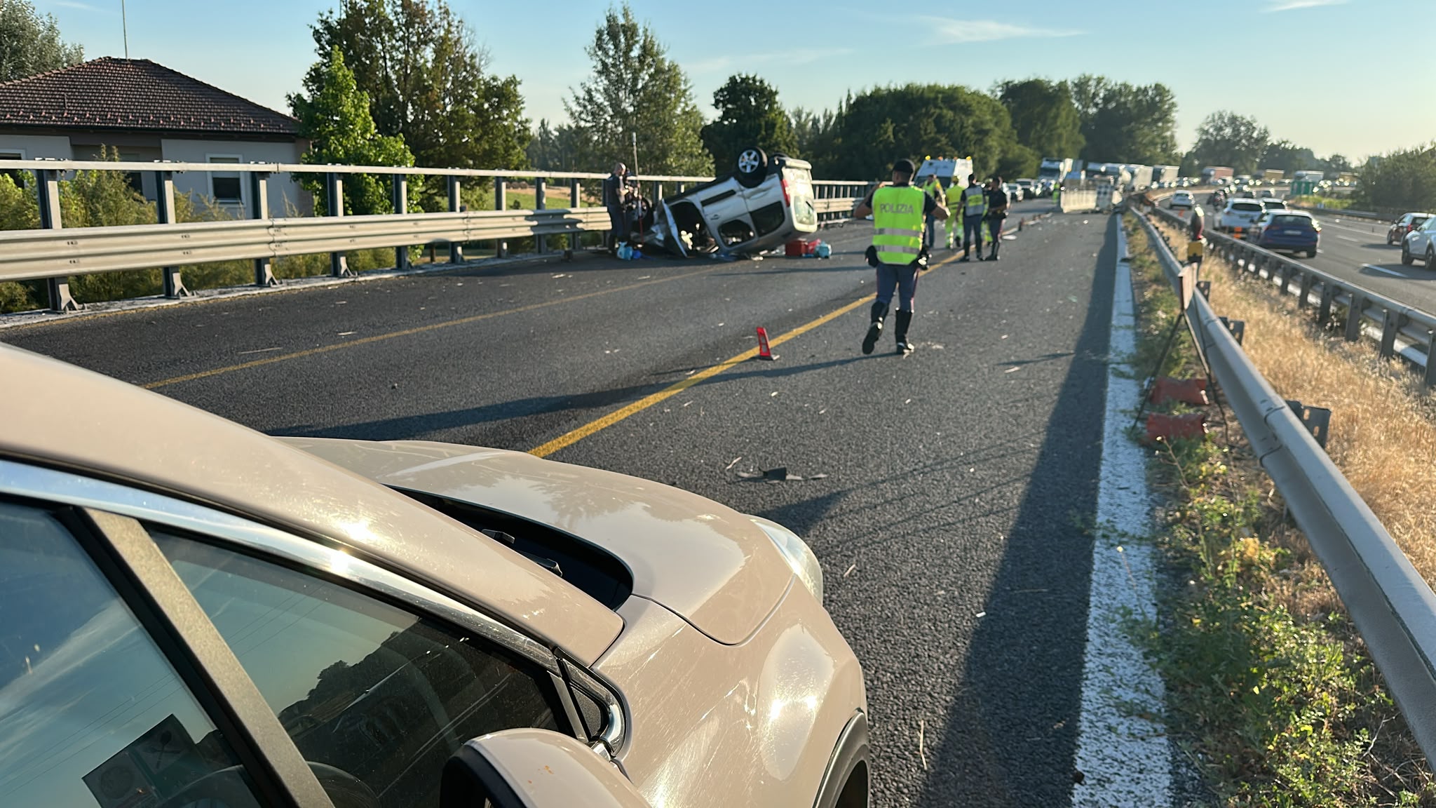 Incidente sulla A14: auto si ribalta, muore una donna. Grave il figlio neonato