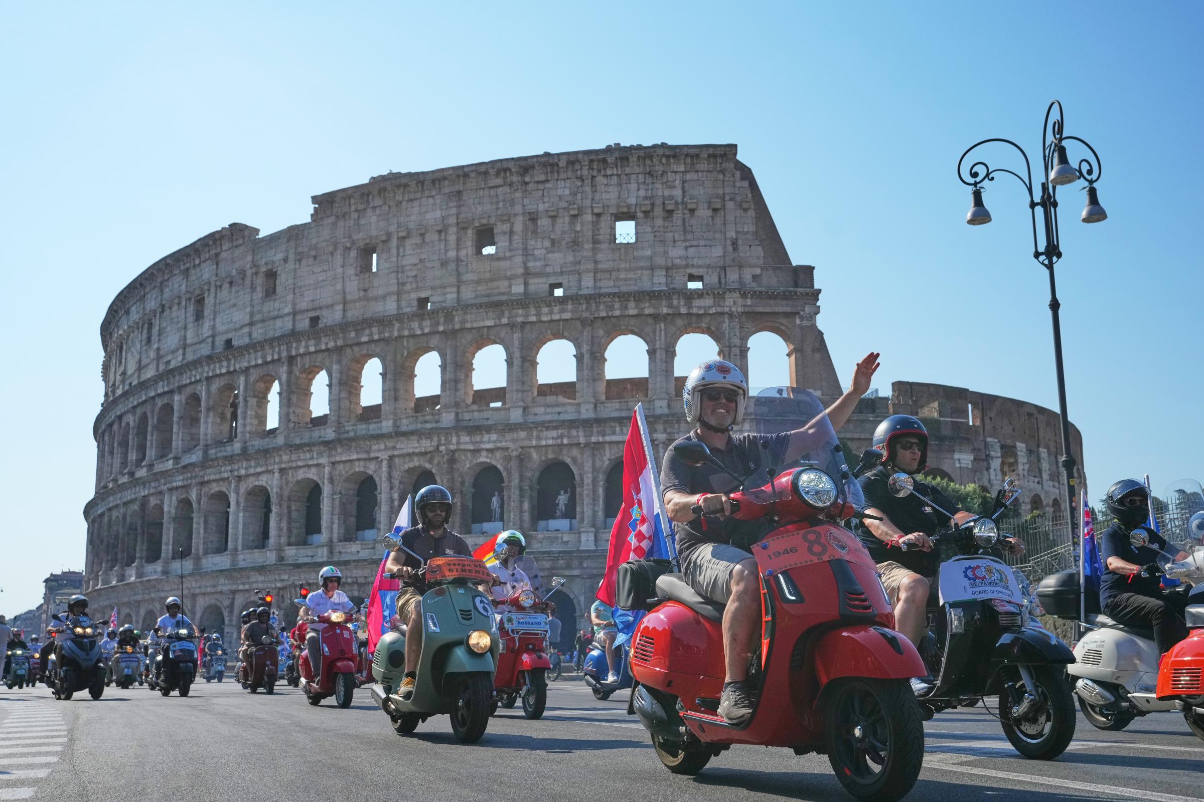 Roma in festa per gli 80 anni della Vespa: in migliaia nelle strade della capitale – FOTO