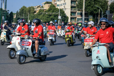 Amanti della Vespa nelle strade di Roma. Gli appassionati della due ruote italiana sono arrivati da 67 Paesi. (Foto: Valentina Stefanelli/LaPresse)