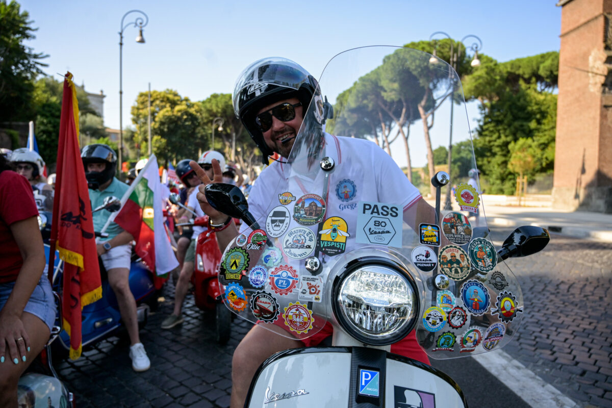 Galleria foto 'Roma in festa per gli 80 anni della Vespa: in migliaia nelle strade della capitale – FOTO' - foto 7