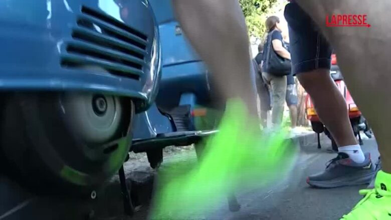 In migliaia a Roma a bordo di una Vespa per festeggiare 80 anni di amore