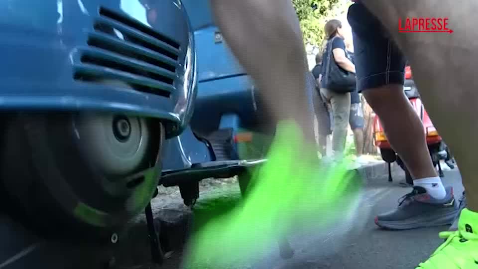 In migliaia a Roma a bordo di una Vespa per festeggiare 80 anni di amore
