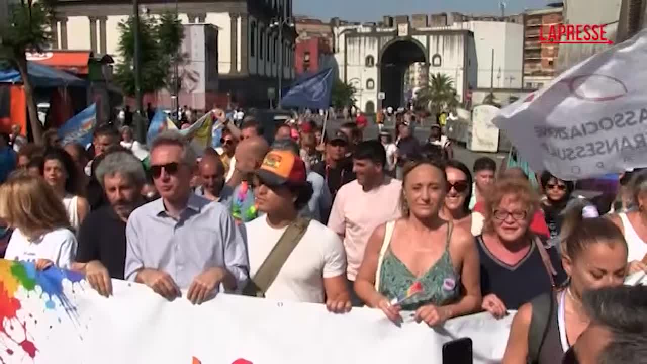 Napoli Pride, in migliaia sfilano per le vie del centro