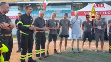 Venezuela, il briefing dei Vigili del Fuoco a La Guaira prima di tornare tra le macerie
