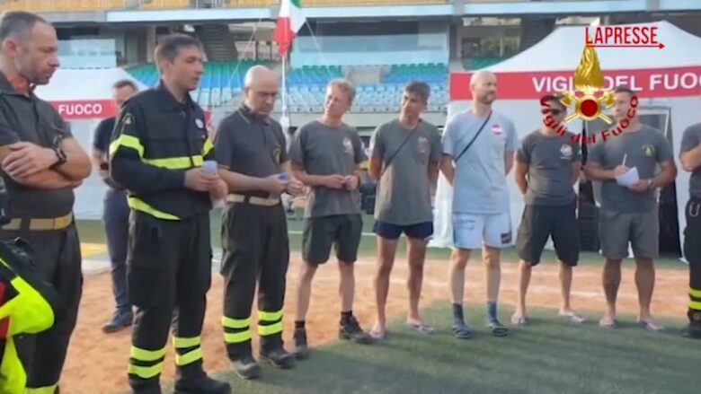 Venezuela, il briefing dei Vigili del Fuoco a La Guaira prima di tornare tra le macerie