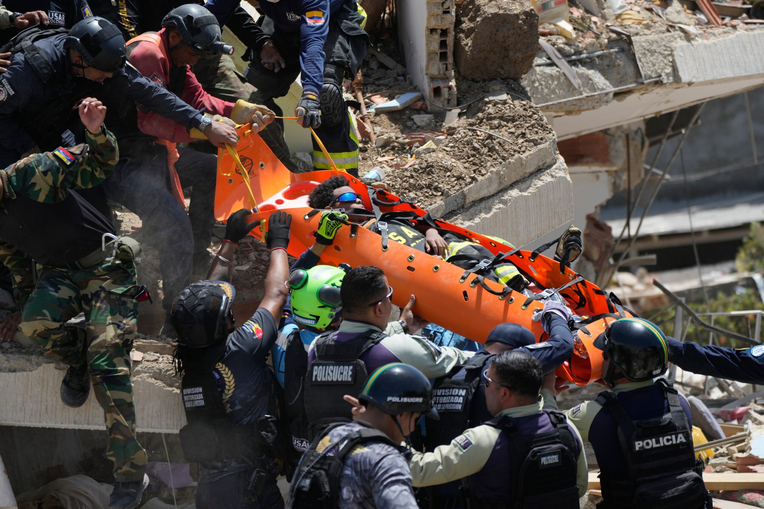 Venezuela, soccorritori sempre al lavoro: salvato bimbo di 11 anni a 3 giorni dal terremoto – la diretta
