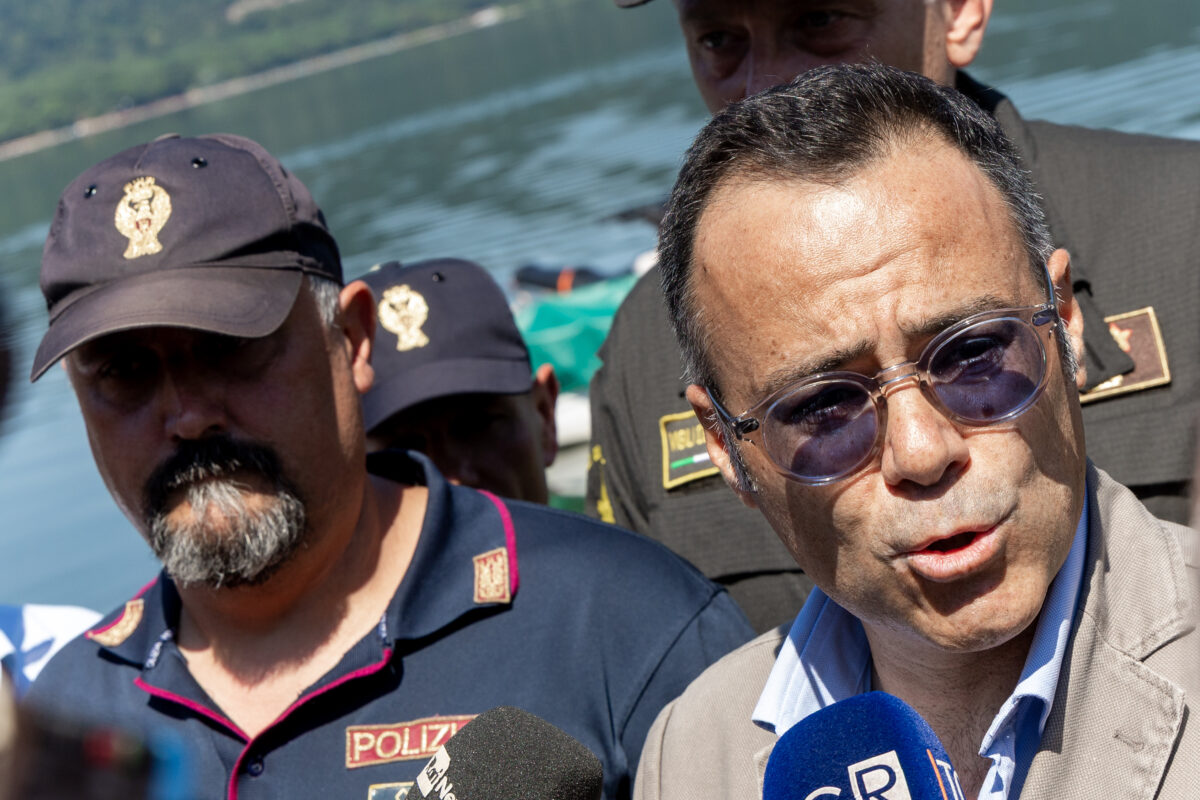 Ministra Roccella, nel Lago di Vico proseguono le ricerche del marito. Meloni: “Sui social commenti ignobili” Ministra Roccella, nel Lago di Vico proseguono le ricerche del marito. Meloni: “Sui social commenti ignobili”