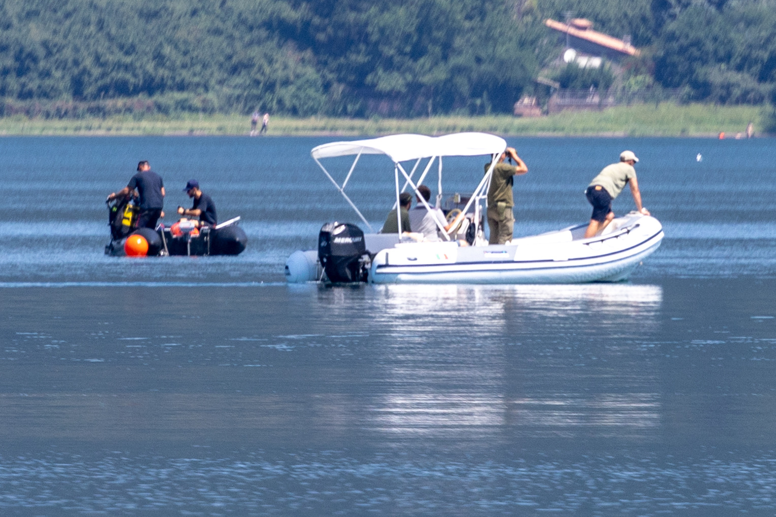 Ministra Roccella, nel Lago di Vico proseguono le ricerche del marito. Meloni: “Sui social commenti ignobili” Ministra Roccella, nel Lago di Vico proseguono le ricerche del marito. Meloni: “Sui social commenti ignobili”