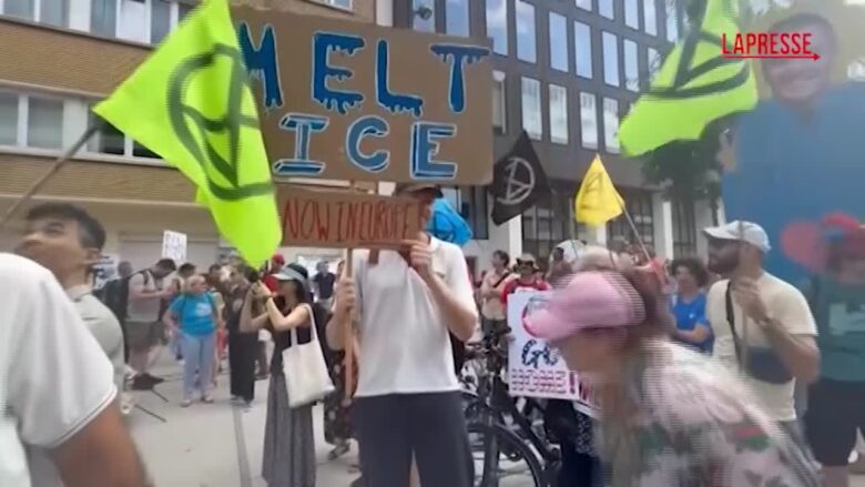 Bruxelles, proteste contro le celebrazioni per i 250 anni dell'Indipendenza Usa