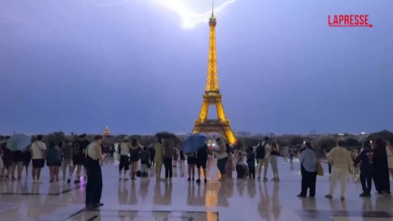 Parigi, fulmine colpisce la Torre Eiffel: le spettacolari immagini