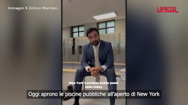 New York, Mamdani inaugura la stagione delle piscine all'aperto e si tuffa in giacca e cravatta