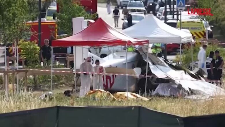 Francia, aereo precipitato: le immagini del velivolo e i tecnici che indagano sull'accaduto