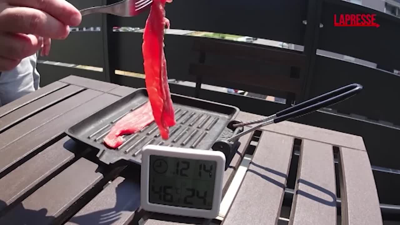 Caldo estremo, esperimento a Milano: carne sul terrazzo cuoce dopo 20 minuti. Il video in timelapse