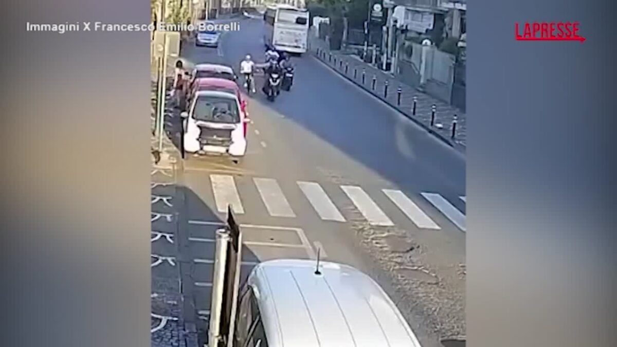 Pompei, motociclisti spingono a terra un anziano ciclista