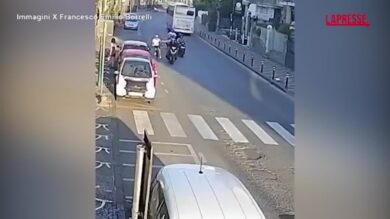 Pompei, motociclisti spingono a terra un anziano ciclista
