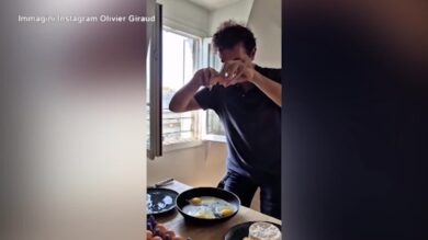 Caldo estremo a Parigi: uova e carne cuociono sul tetto di casa