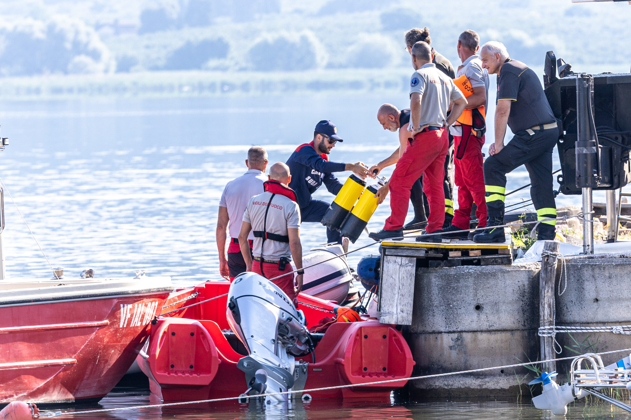 Luigi Cavallari, nel Lago di Vico ancora disperso il marito della ministra Roccella: in un drone le speranze di trovarlo