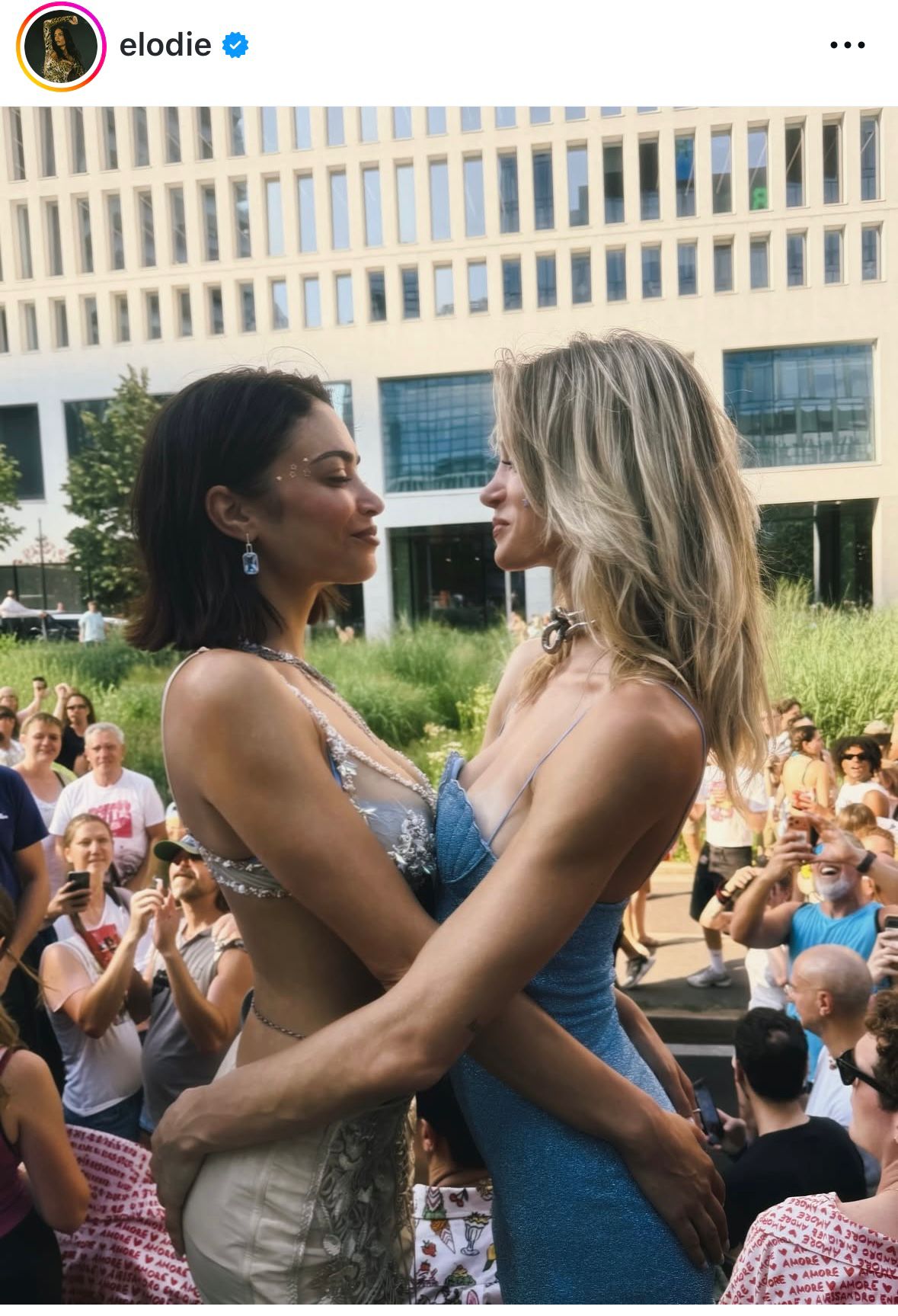 Elodie e Franceska al Pride di Milano: le foto su Instagram e i social impazziscono