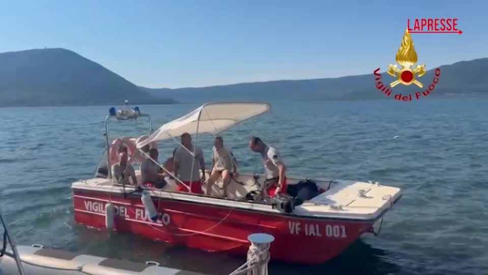 Lago di Vico, disperso il marito della ministra Roccella: le ricerche dei Vigili del fuoco