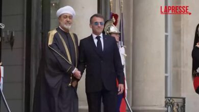 Macron con gli occhiali da sole: il presidente francese riceve così il sultano dell’Oman 