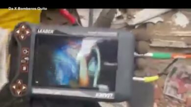 Venezuela, i vigili del fuoco ecuadoriani estraggono vivo un ragazzino di 12 anni