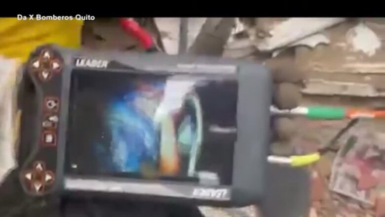 Venezuela, i vigili del fuoco ecuadoriani estraggono vivo un ragazzino di 12 anni
