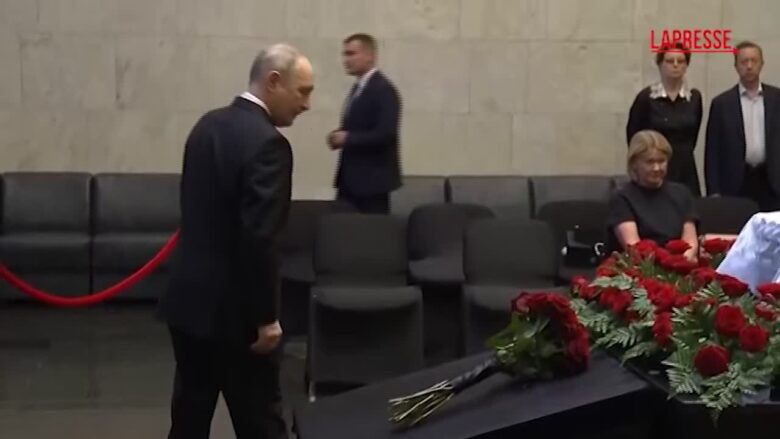 Russia, Putin ai funerali dell'ex ministro Ivanov: il capo del Cremlino depone dei fiori