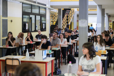 Scuola, firmato in via definitiva il contratto 2025-2027: aumenti da 137 euro