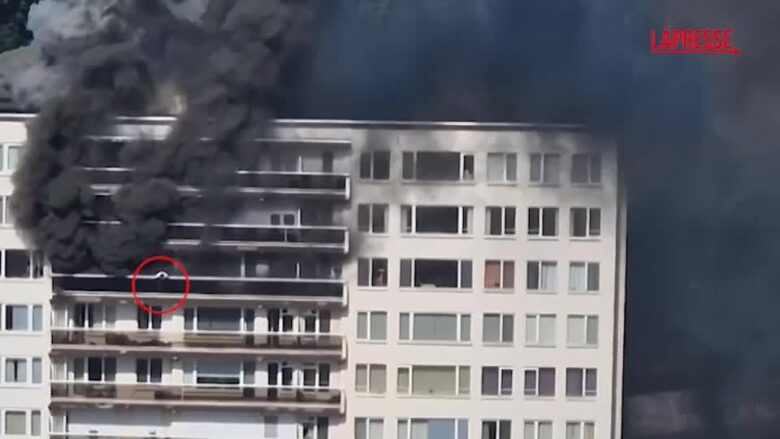 Incendio Anversa, uomo per sfuggire alle fiamme salta dal balcone a una finestra