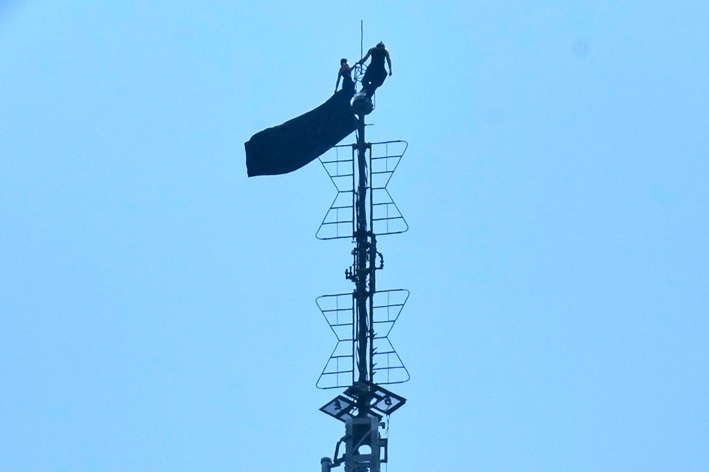 New York, due attivisti in cima all’Empire State Building con uno striscione New York, due attivisti in cima all’Empire State Building con uno striscione