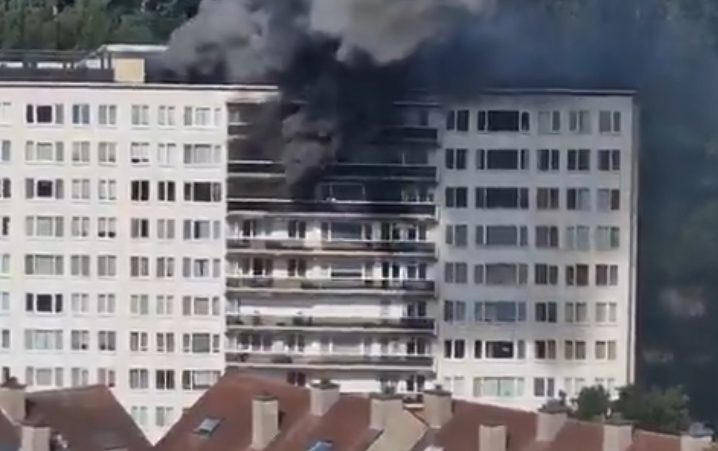 Incendio in un condominio ad Anversa, almeno 5 morti: i vigili del fuoco al lavoro per domare il rogo