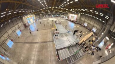 L’aeroplano di carta più grande al mondo, il record da Guinness dell’Università di Pisa: il video del decollo