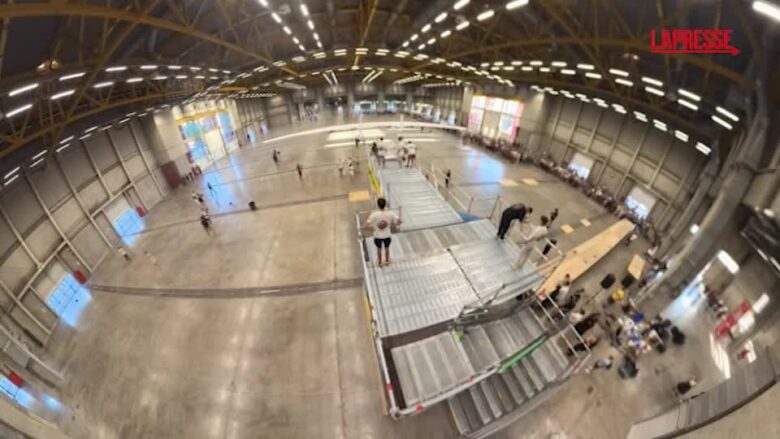 L’aeroplano di carta più grande al mondo, il record da Guinness dell’Università di Pisa: il video del decollo
