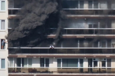 Incendio in un condominio ad Anversa, almeno 6 morti: i vigili del fuoco al lavoro per domare il rogo