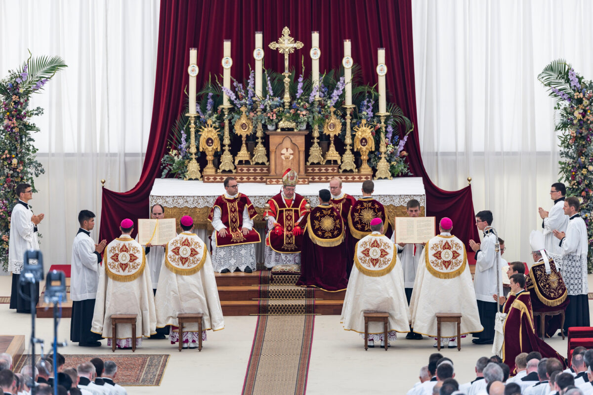 I lefebvriani consacrano il primo vescovo, è scisma: “Non possiamo scegliere tra la fede e la Chiesa” I lefebvriani consacrano il primo vescovo, è scisma: “Non possiamo scegliere tra la fede e la Chiesa”