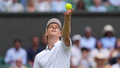 Sinner, oggi il secondo turno a Wimbledon 2026. In campo anche Cobolli per il match interrotto: orari e dove vederli