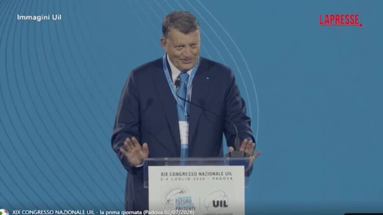 Congresso Uil, un robot inviato da Bombardieri saluta la premier Meloni in platea